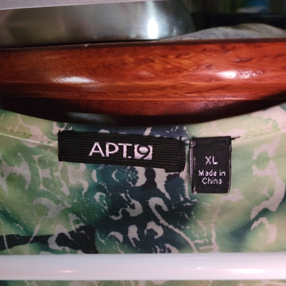 Woman's Apt. 9 Size XL v-neck tank. Light green, dark green, black, and white. - Picture 4 of 4